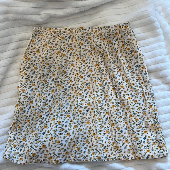 Hollister mini skirt summery yellow floral pattern - Picture 3 of 3